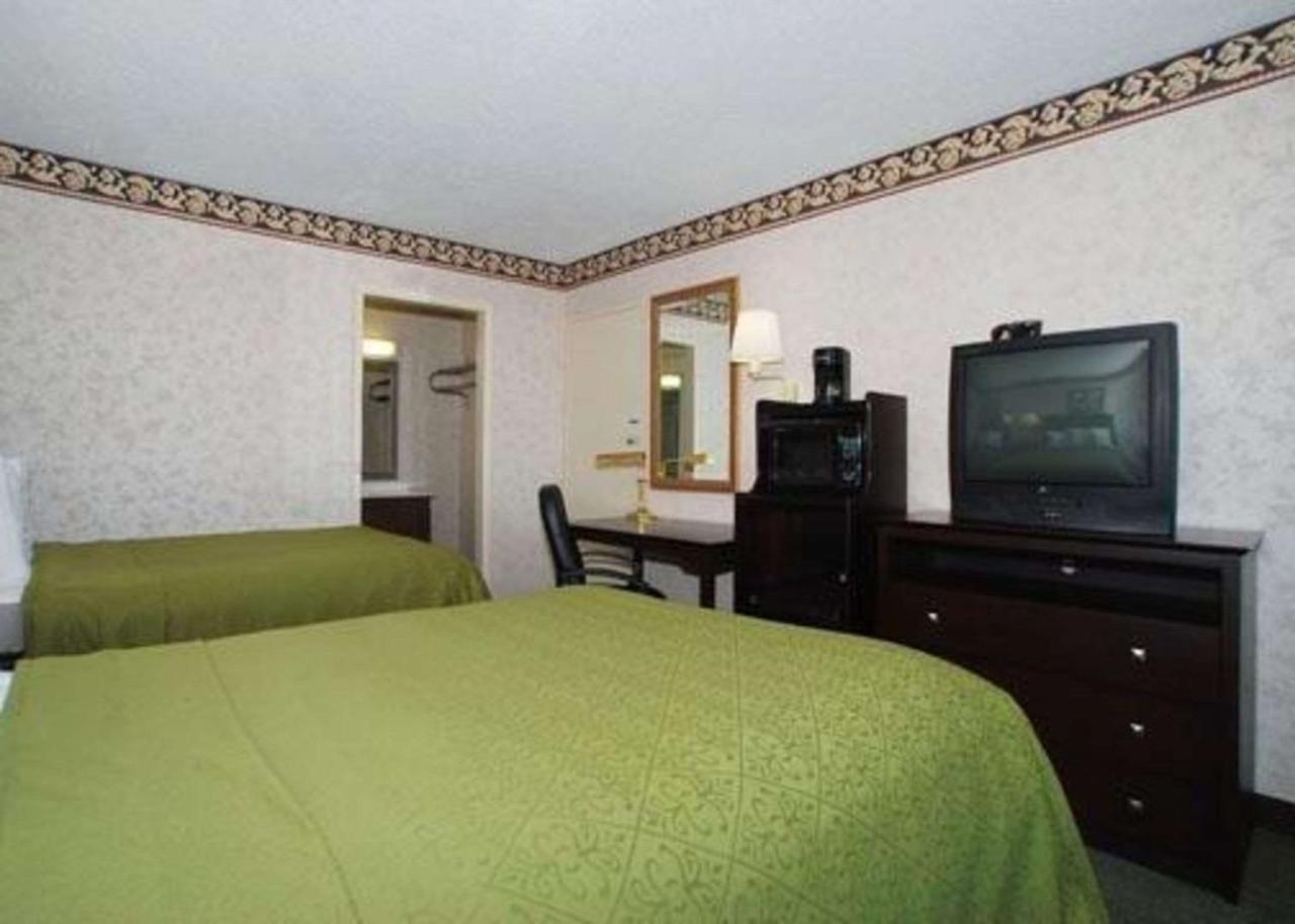 Rodeway Inn Conference Center ครอฟอร์ดส์วิลล์ ภายนอก รูปภาพ
